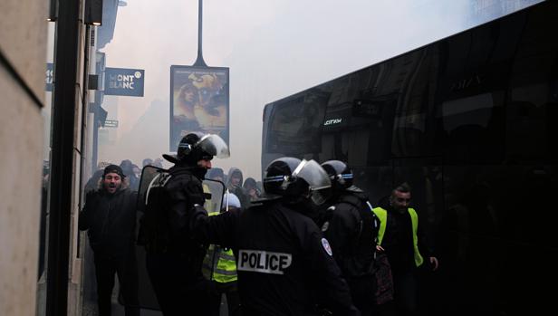 Enfrentamiento en Saint-Germain-des-Prés entre chalecos amarillos y antidisturbios